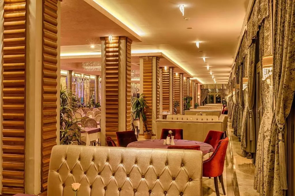 گلدن راک بیچ مارماریس